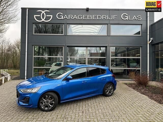 Blauw (metallic) Occasion 2022 Ford Focus ST-Line Hatchback | € 19.950 (Goede deal) - Afbeelding 1/4