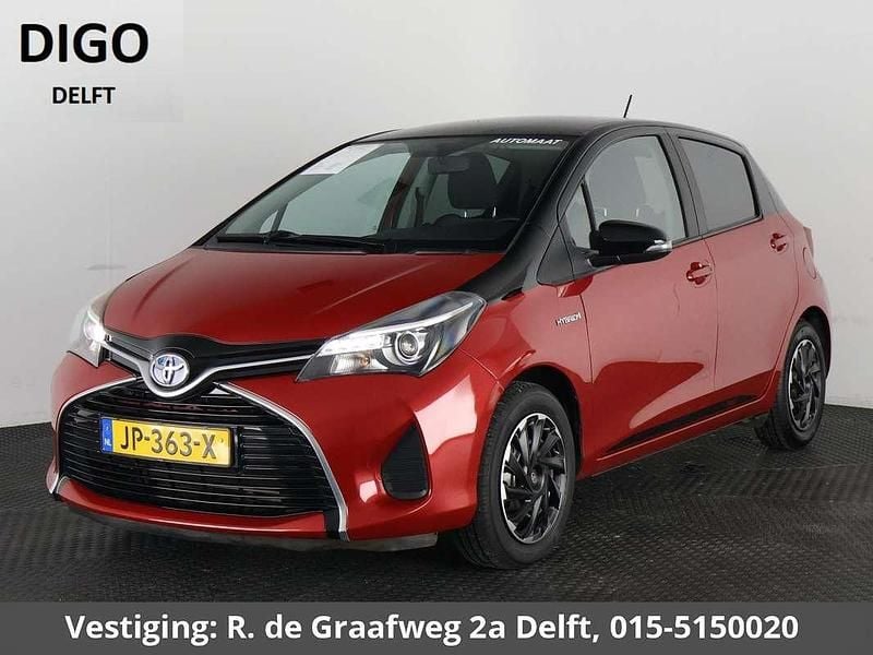 Rood Occasion 2016 Toyota Yaris Hybrid Hatchback | € 13.900 (Goede deal) - Afbeelding 1/3