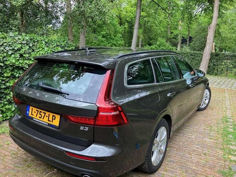 Groen Gebruikt 2021 Volvo V60 Momentum Stationwagen | € 22.000 (Super prijs) - Afbeelding 1/4