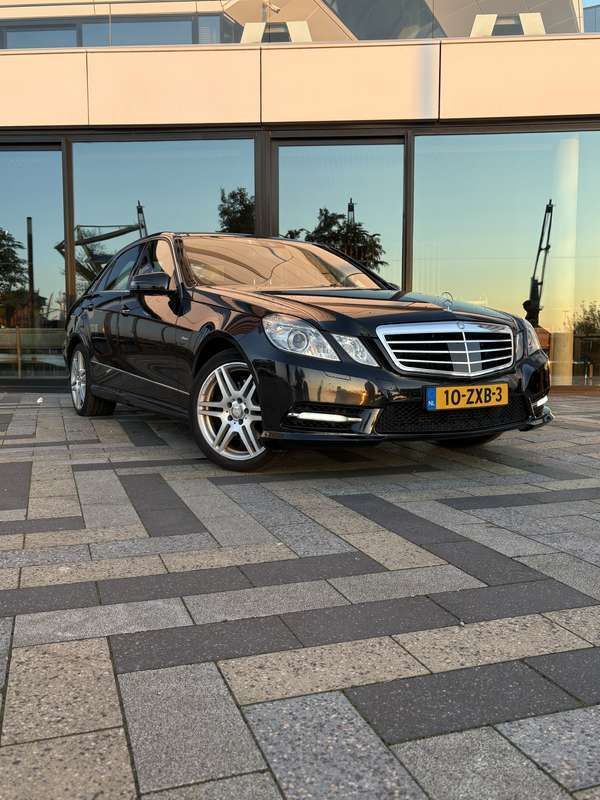 Zwart Gebruikt 2012 Mercedes E300 AMG Sedan | € 12.750 - Afbeelding 1/4