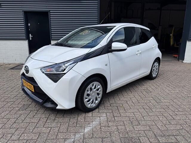 Wit Gebruikt 2022 Toyota Aygo X-play Hatchback | € 11.250 (Super prijs) - Afbeelding 1/4