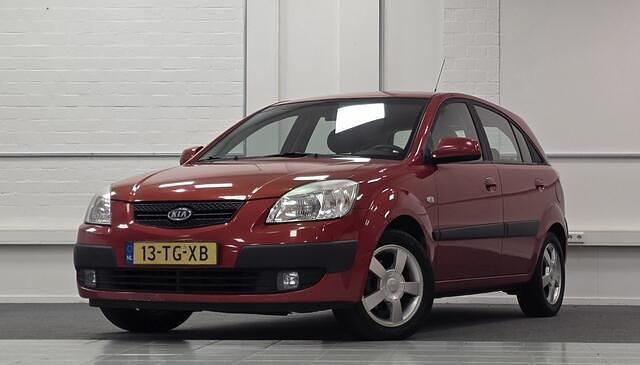 Rood Occasion 2006 Kia Rio Hatchback | € 2.994 (Eerlijke prijs) - Afbeelding 1/4
