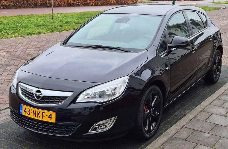 Zwart Gebruikt 2010 Opel Astra Edition MPV | € 2.499 (Super prijs) - Afbeelding 1/4