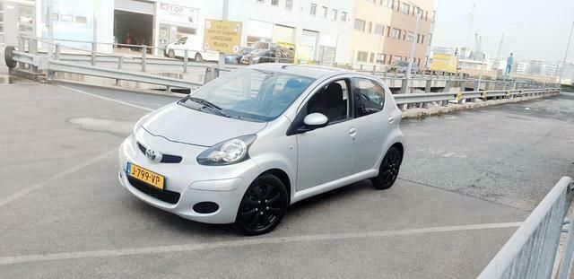 Occasion Toyota Aygo 68 PK (50 kW) 2010 Grijs Hatchback