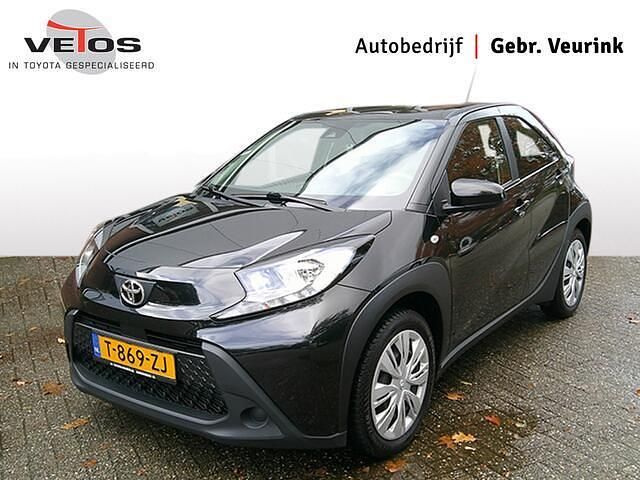 Zwart (metallic) Gebruikt 2023 Toyota Aygo X Play SUV | € 15.250 - Afbeelding 1/4