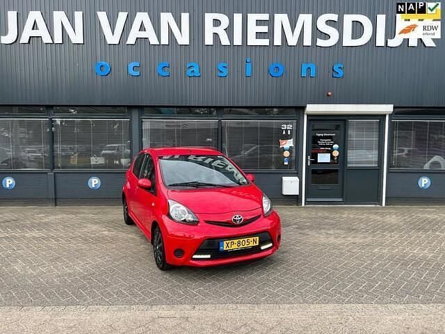 Rood Gebruikt 2014 Toyota Aygo Hatchback | € 4.995 (Goede deal) - Afbeelding 1/4