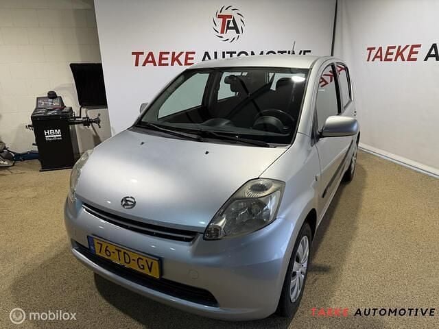 Occasion Daihatsu Sirion 69 PK (50 kW) 2006 Grijs Hatchback