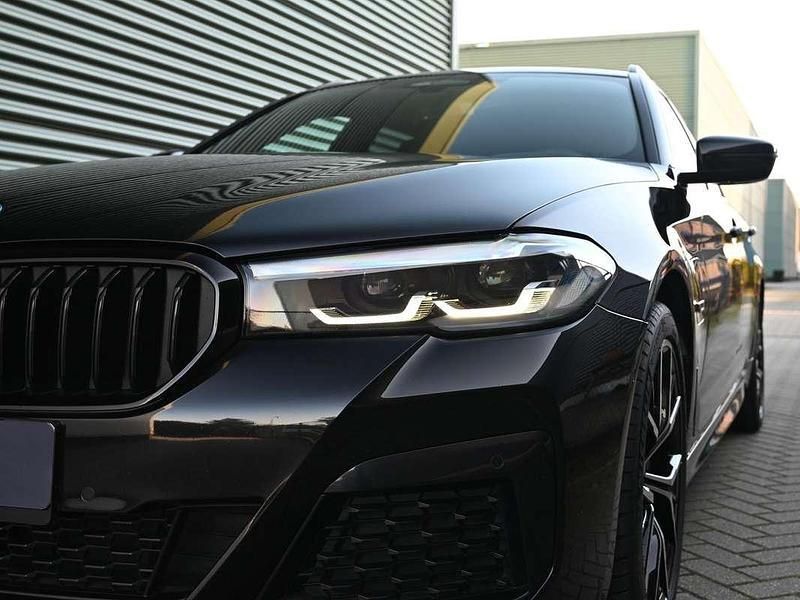 Zwart Gebruikt 2022 BMW 530 Stationwagen | € 47.850 (Eerlijke prijs) - Afbeelding 1/4