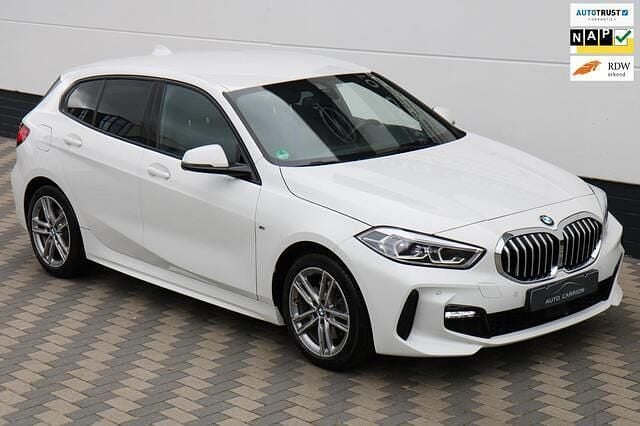 Wit, metallic lak Gebruikt 2019 BMW 118 M Sport Hatchback | € 21.445 (Eerlijke prijs) - Afbeelding 1/4