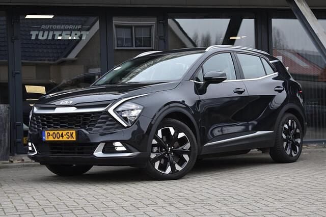 Zwart (metallic) Occasion 2022 Kia Sportage SUV | € 27.945 (Goede deal) - Afbeelding 1/4