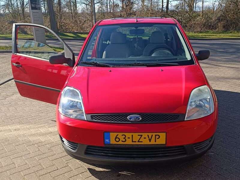Rood Gebruikt 2003 Ford Fiesta Celebration Hatchback | € 1.000 (Eerlijke prijs) - Afbeelding 1/4
