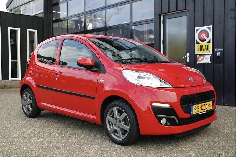 Rood Gebruikt 2012 Peugeot 107 Active Hatchback | € 4.589 (Eerlijke prijs) - Afbeelding 1/4