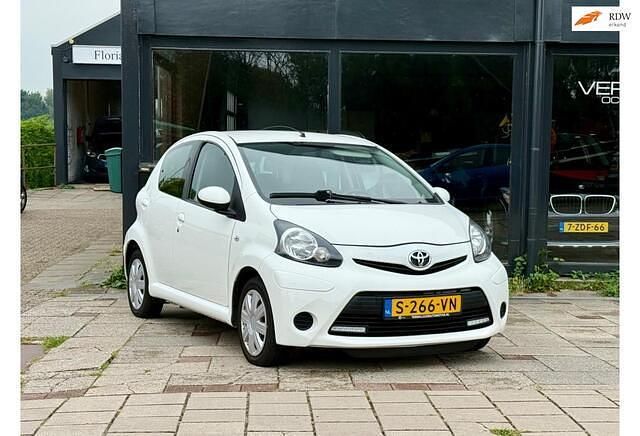 Wit Gebruikt 2013 Toyota Aygo Hatchback | € 4.950 (Eerlijke prijs) - Afbeelding 1/4
