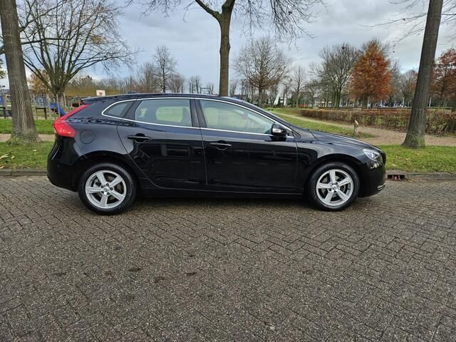 Zwart Gebruikt 2017 Volvo V40 Momentum Stationwagen | € 11.499 (Goede deal) - Afbeelding 1/4