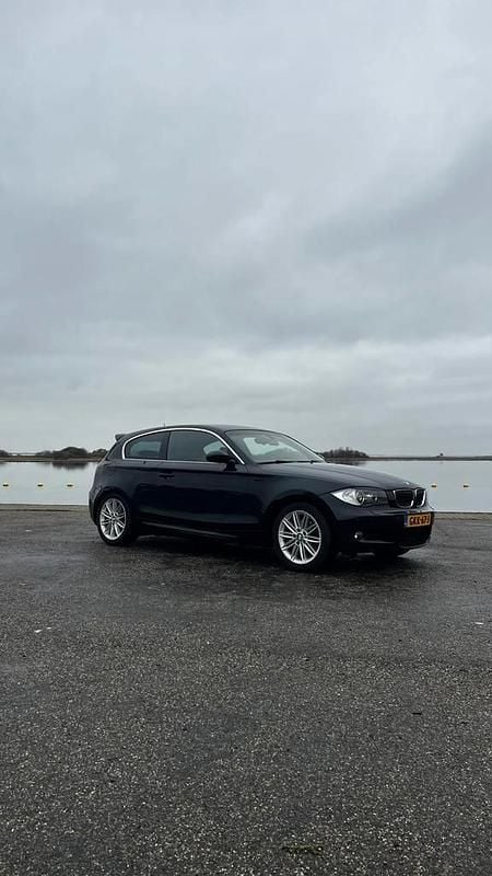Zwart Gebruikt 2007 BMW 120 Hatchback | € 5.300 (Eerlijke prijs) - Afbeelding 1/4