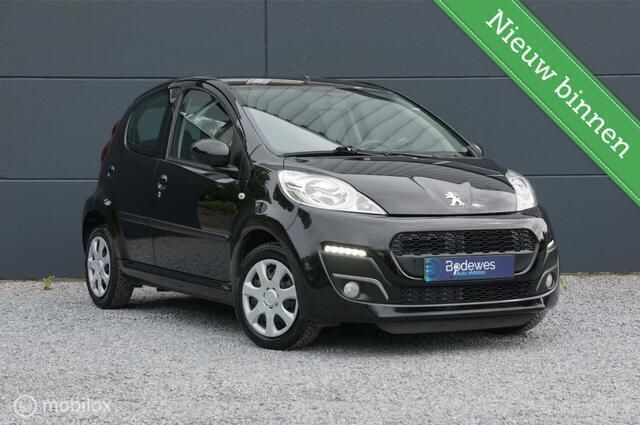 Zwart Gebruikt 2013 Peugeot 107 Active Hatchback | € 5.390 (Eerlijke prijs) - Afbeelding 1/4