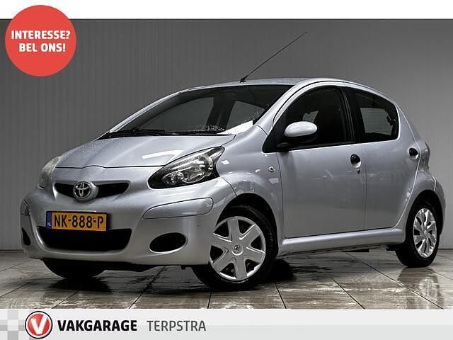 Grijs (metallic) Gebruikt 2010 Toyota Aygo Hatchback | € 2.995 (Eerlijke prijs) - Afbeelding 1/4