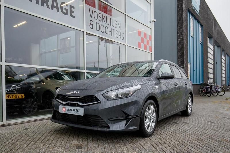 Grijs Gebruikt 2023 Kia Ceed Sportswagon Comfort Stationwagen | € 19.950 (Goede deal) - Afbeelding 1/4