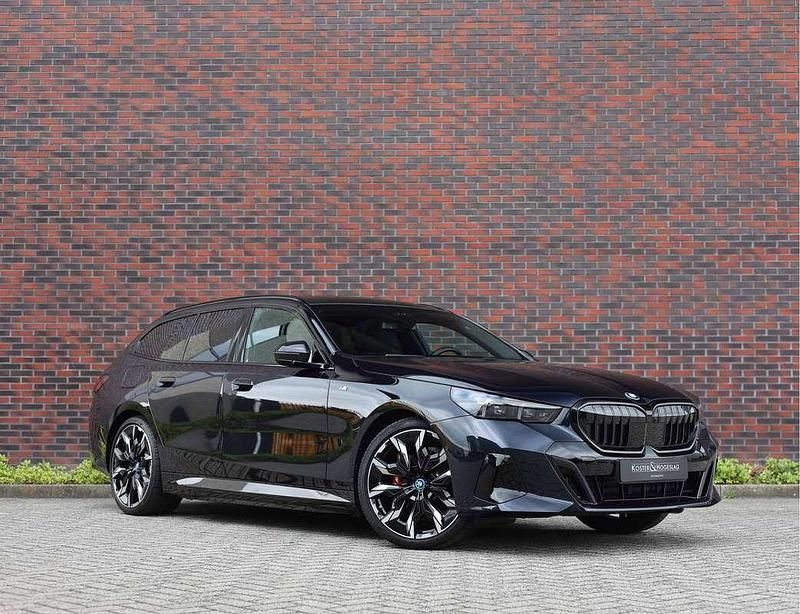 Blauw Gebruikt 2024 BMW 530e M Sport Stationwagen | € 74.950 - Afbeelding 1/4