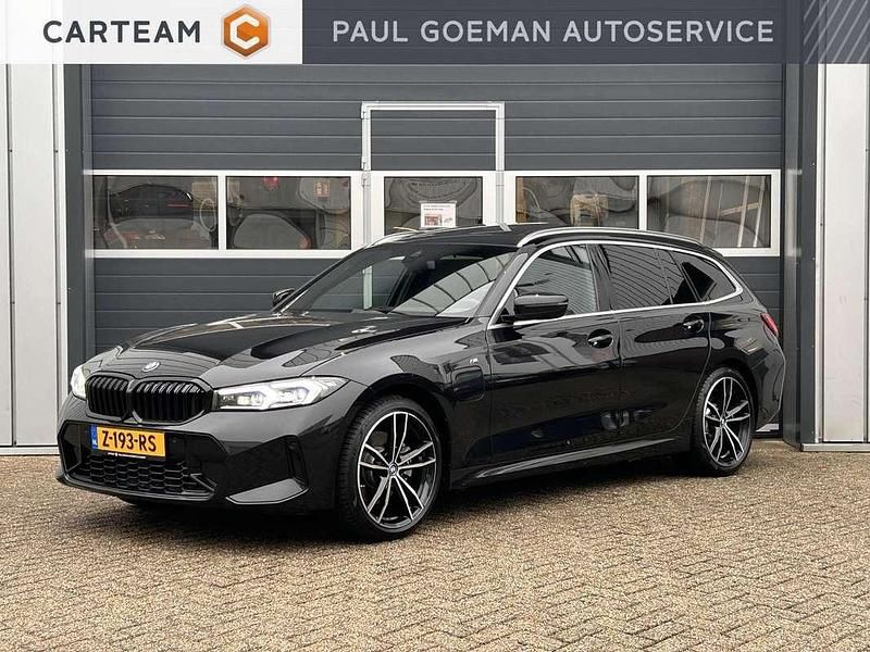Zwart (metallic) Occasion 2024 BMW 320e M Sport Stationwagen | € 44.995 (Eerlijke prijs) - Afbeelding 1/4