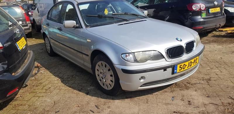 Grijs (metallic) Occasion 2002 BMW 318 Executive Sedan | € 650 (Super prijs) - Afbeelding 1/4