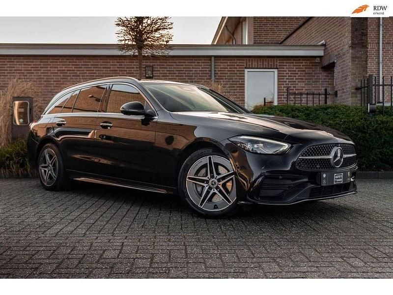 Zwart Occasion 2022 Mercedes C300e AMG line Stationwagen | € 31.450 (Eerlijke prijs) - Afbeelding 1/4
