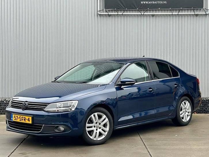 Blauw Occasion 2011 VW Jetta Highline Sedan | € 7.995 (Iets duurder) - Afbeelding 1/4