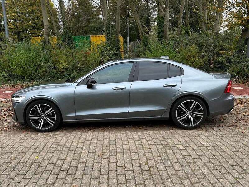 Grijs Gebruikt 2020 Volvo S60 Inscription Sedan | € 26.750 (Eerlijke prijs) - Afbeelding 1/4