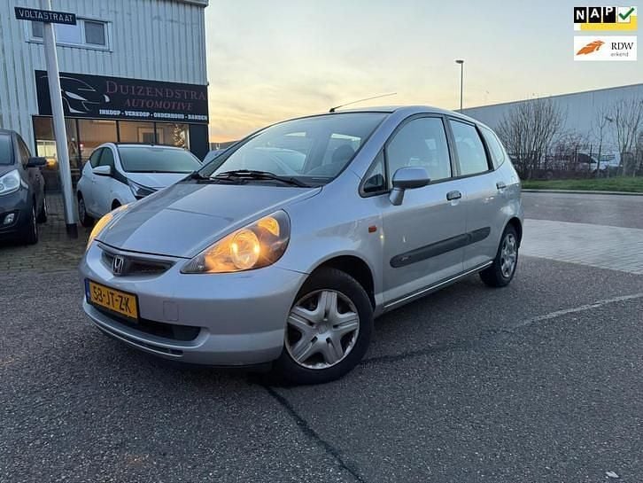 Grijs Gebruikt 2002 Honda Jazz LS Hatchback | € 4.125 (Eerlijke prijs) - Afbeelding 1/4