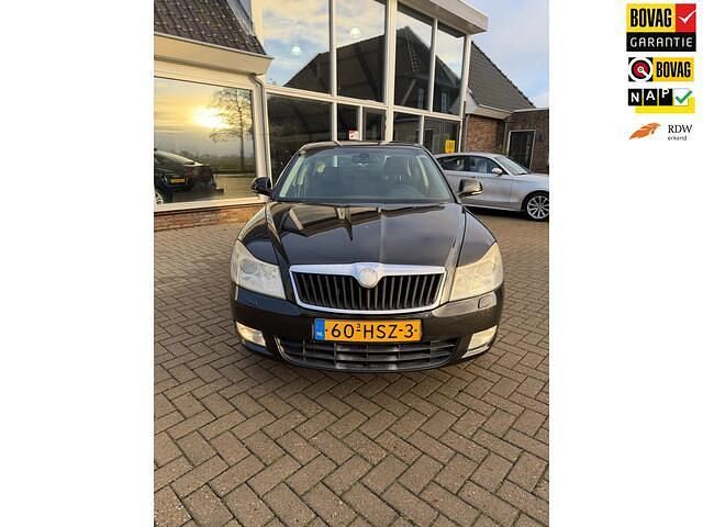 Zwart Occasion 2009 Skoda Octavia Elegance Hatchback | € 5.499 (Eerlijke prijs) - Afbeelding 1/4