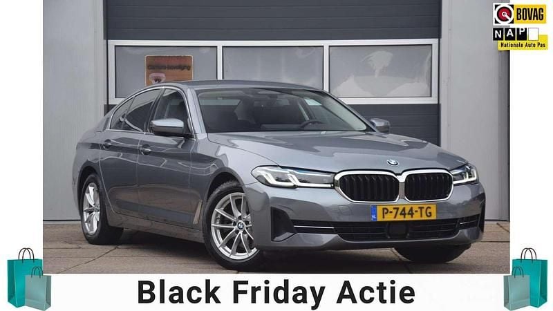 Grijs Gebruikt 2022 BMW 520 Comfort Edition Sedan | € 35.950 (Eerlijke prijs) - Afbeelding 1/4