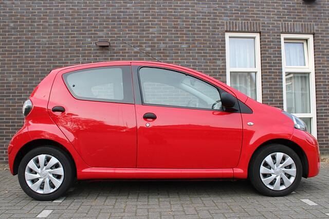 Occasion Toyota Aygo 68 PK (50 kW) 2013 Rood Hatchback