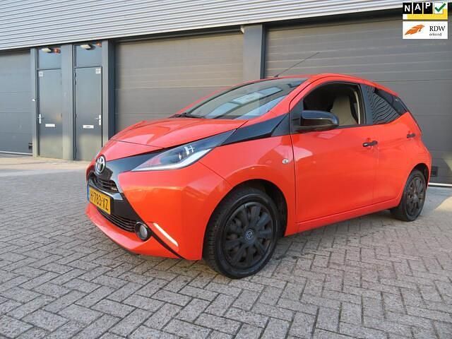 Oranje Gebruikt 2015 Toyota Aygo X-play Hatchback | € 5.450 (Eerlijke prijs) - Afbeelding 1/4