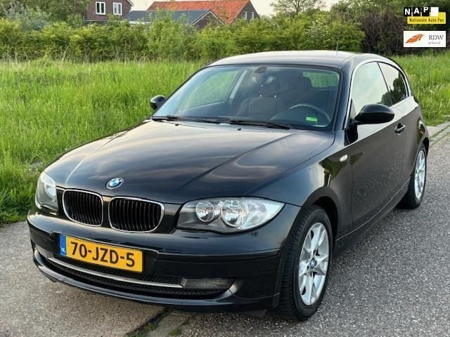 Zwart Gebruikt 2009 BMW 116 Hatchback | € 2.499 (Eerlijke prijs) - Afbeelding 1/4