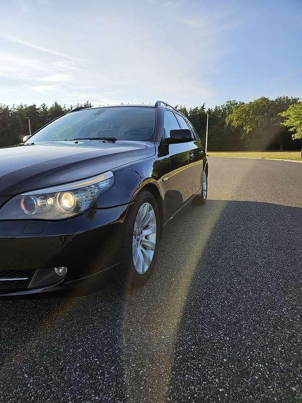 Zwart Gebruikt 2007 BMW 530 Stationwagen | € 3.750 - Afbeelding 1/4