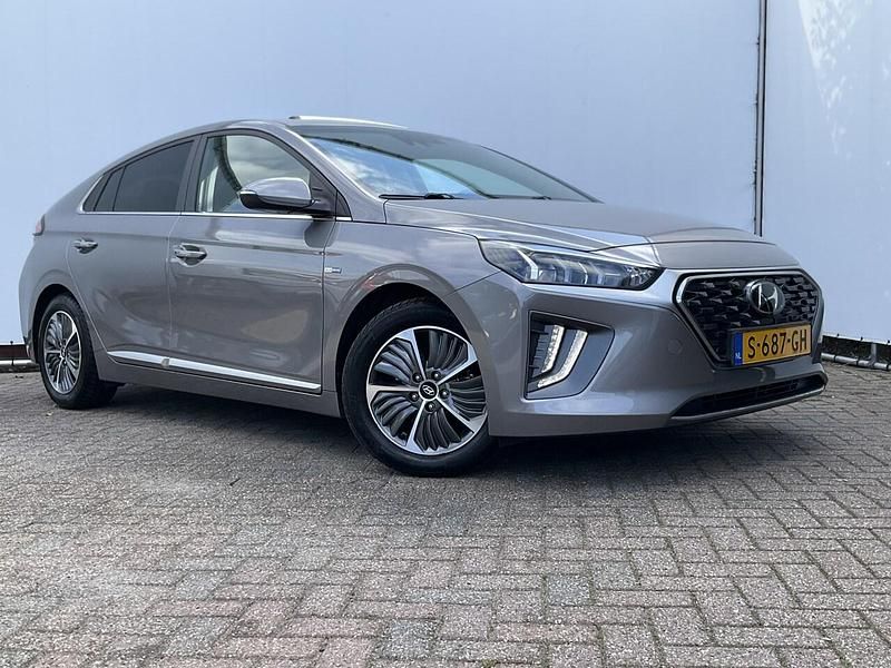 Grijs Occasion 2021 Hyundai Ioniq Premium Hatchback | € 20.895 (Eerlijke prijs) - Afbeelding 1/4