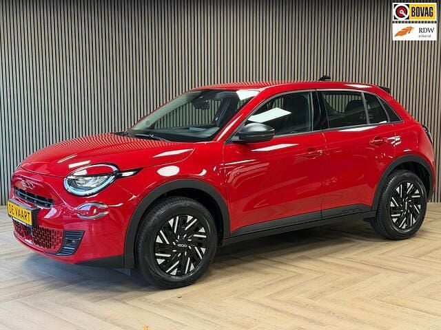 Rood Gebruikt 2025 Fiat 600 Urban Hatchback | € 25.995 - Afbeelding 1/4