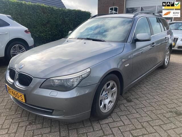 Grijs, metallic lak Gebruikt 2009 BMW 525 Executive Stationwagen | € 7.749 - Afbeelding 1/4