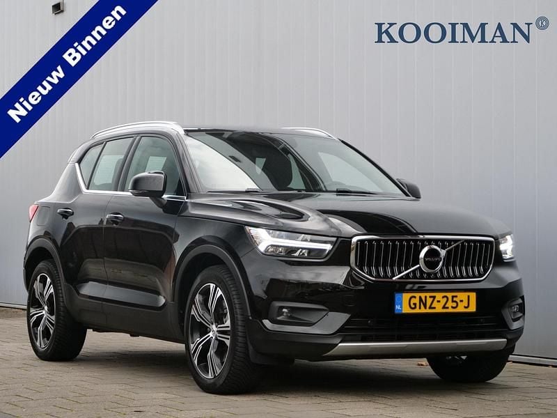 Zwart Gebruikt 2021 Volvo XC40 Inscription SUV | € 30.950 (Super prijs) - Afbeelding 1/4