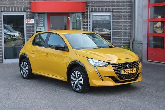 Geel Gebruikt 2023 Peugeot e-208 Active Hatchback | € 17.550 (Super prijs) - Afbeelding 1/4