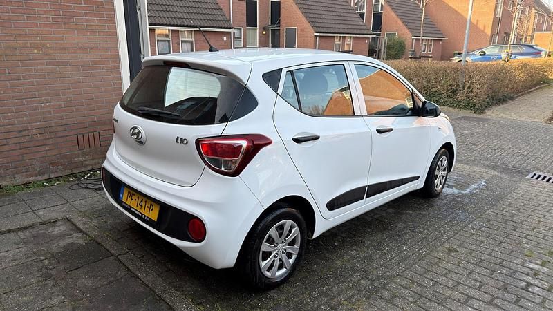 Wit (metallic) Occasion 2017 Hyundai i10 Hatchback | € 5.950 (Eerlijke prijs) - Afbeelding 1/4