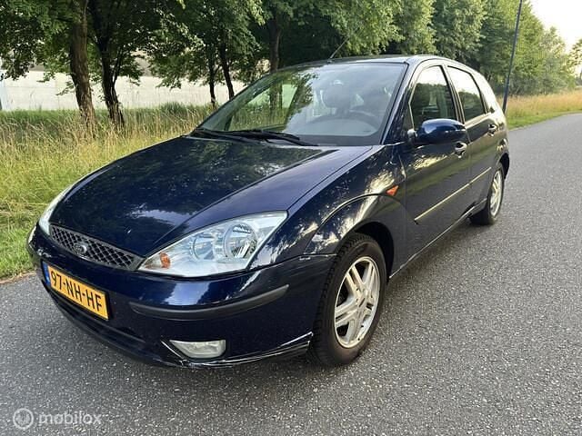 Blauw, metallic lak Gebruikt 2003 Ford Focus Trend Hatchback | € 1.999 (Eerlijke prijs) - Afbeelding 1/4