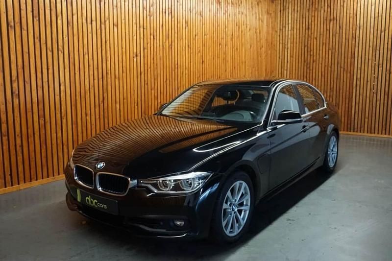 Zwart (metallic) Gebruikt 2016 BMW 330e Executive Sedan | € 12.900 (Iets duurder) - Afbeelding 1/4