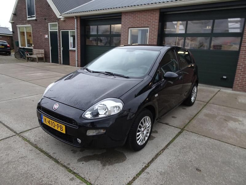 Zwart Gebruikt 2017 Fiat Punto Lounge Hatchback | € 6.950 (Iets duurder) - Afbeelding 1/4