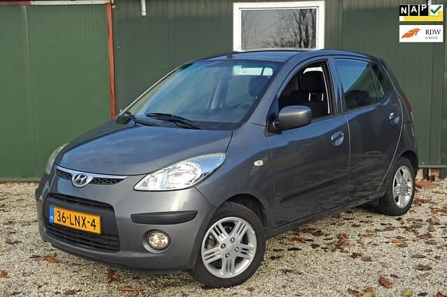 Grijs (metallic) Gebruikt 2010 Hyundai i10 Dynamiq Hatchback | € 3.495 (Eerlijke prijs) - Afbeelding 1/4