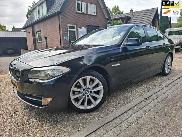 Zwart Gebruikt 2010 BMW 523 Executive Sedan | € 10.995 (Goede deal) - Afbeelding 1/4