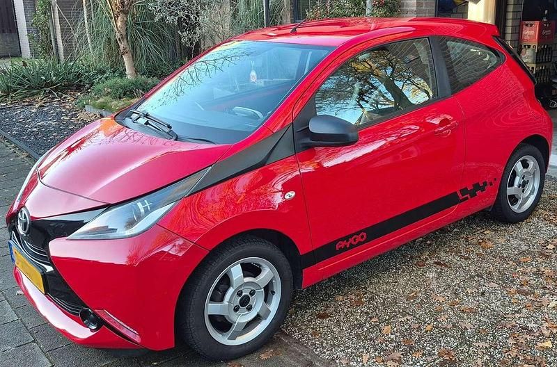 Rood Gebruikt 2014 Toyota Aygo X-play Hatchback | € 5.950 (Eerlijke prijs) - Afbeelding 1/4