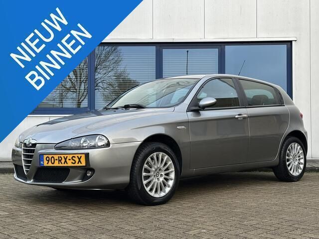 Grijs Gebruikt 2005 Alfa Romeo 147 Distinctive Hatchback | € 2.750 (Eerlijke prijs) - Afbeelding 1/4