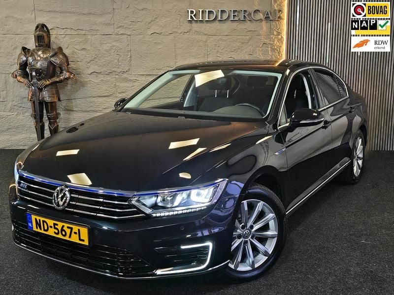 Zwart Gebruikt 2016 VW Passat GTE Sedan | € 12.499 (Super prijs) - Afbeelding 1/4