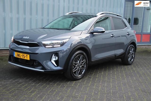 Grijs Occasion 2023 Kia Stonic SUV | € 22.850 (Eerlijke prijs) - Afbeelding 1/4